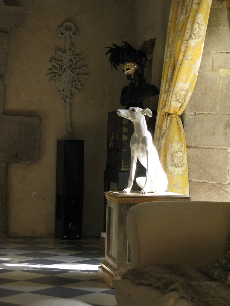 Manoir de Kerledan - Vigilant Watch Dog